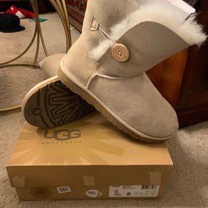 Ugg Bailey button size 8 brand new